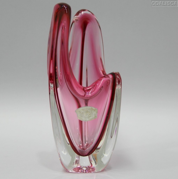 Cristal belga rosa de gran calidad y transparencia debido a su alto contenido en plomo.
Firmado al buril en la base y con etiqueta de origen.